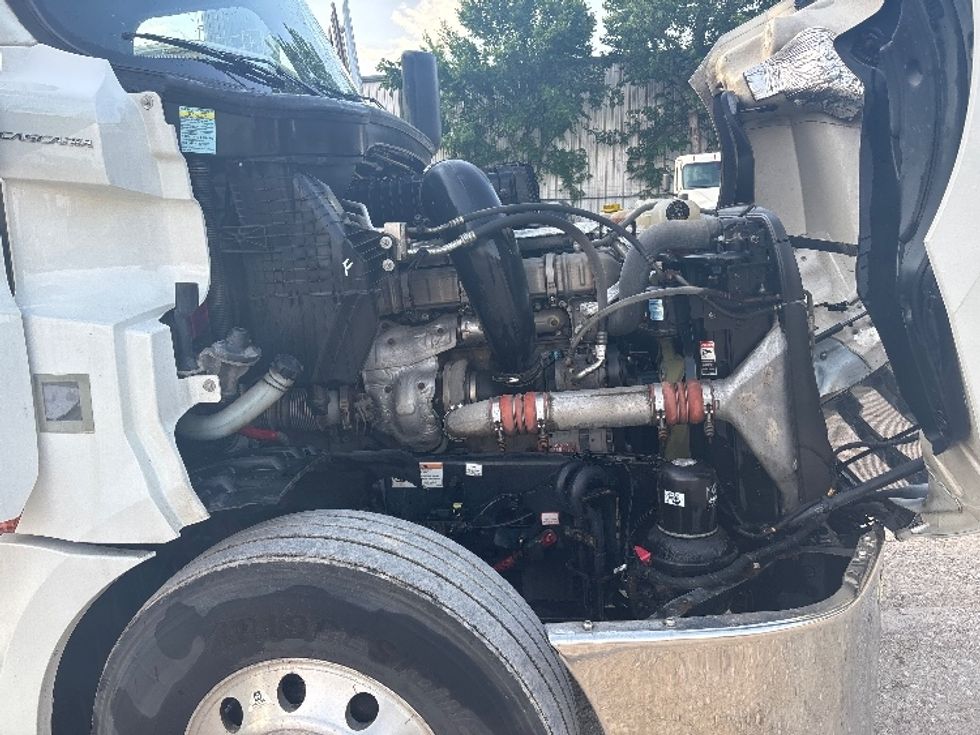 Sleeper Tractor-Heavy Duty Tractors-Freightliner-2020-T12664ST-Dallas-TX-451,291\n\t\tmiles-$ 72,750 - Image 21