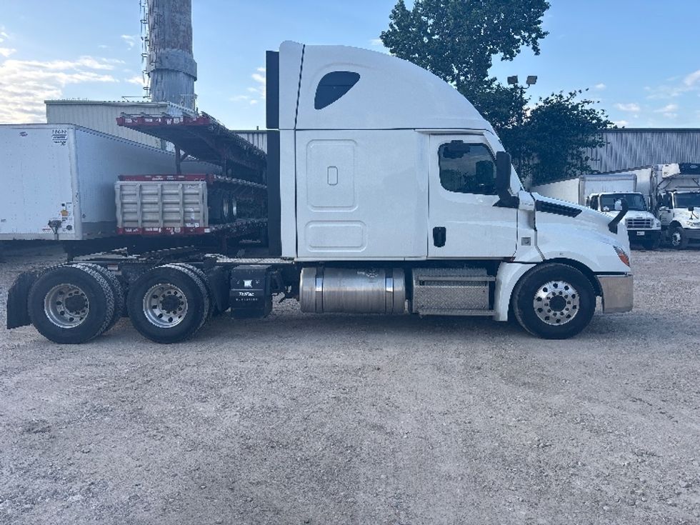 Sleeper Tractor-Heavy Duty Tractors-Freightliner-2020-T12664ST-Dallas-TX-451,291\n\t\tmiles-$ 72,750 - Image 8