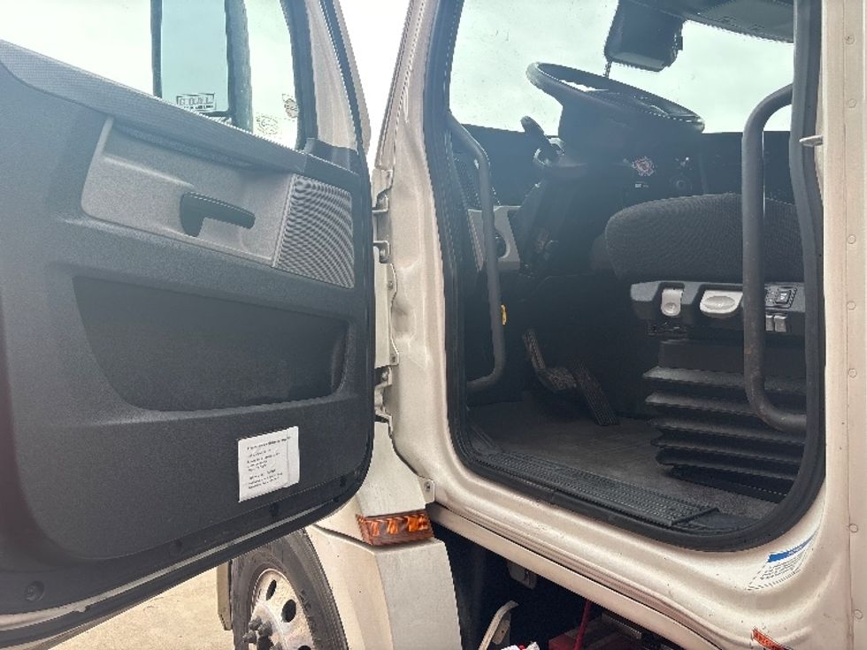 Sleeper Tractor-Heavy Duty Tractors-Freightliner-2020-T12664ST-Dallas-TX-451,291\n\t\tmiles-$ 72,750 - Image 9