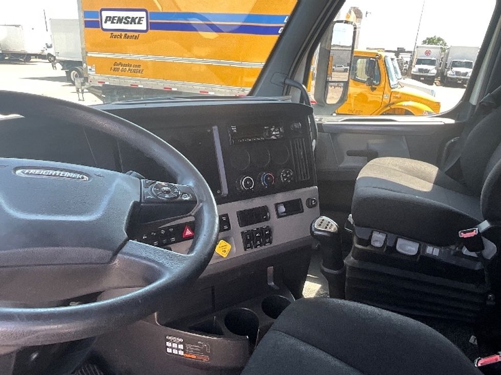 Sleeper Tractor-Heavy Duty Tractors-Freightliner-2020-T12664ST-Dallas-TX-459,472\n\t\tmiles-$ 61,000 - Image 10