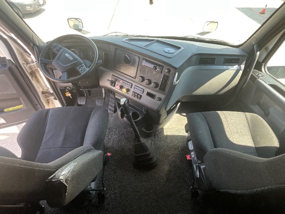 Sleeper Tractor-Heavy Duty Tractors-Freightliner-2020-T12664ST-Dallas-TX-459,472\n\t\tmiles-$ 61,000 - Image 12