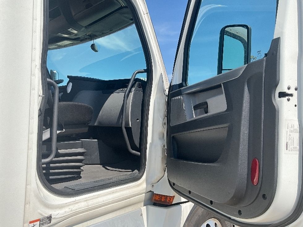 Sleeper Tractor-Heavy Duty Tractors-Freightliner-2020-T12664ST-Dallas-TX-459,472\n\t\tmiles-$ 61,000 - Image 13