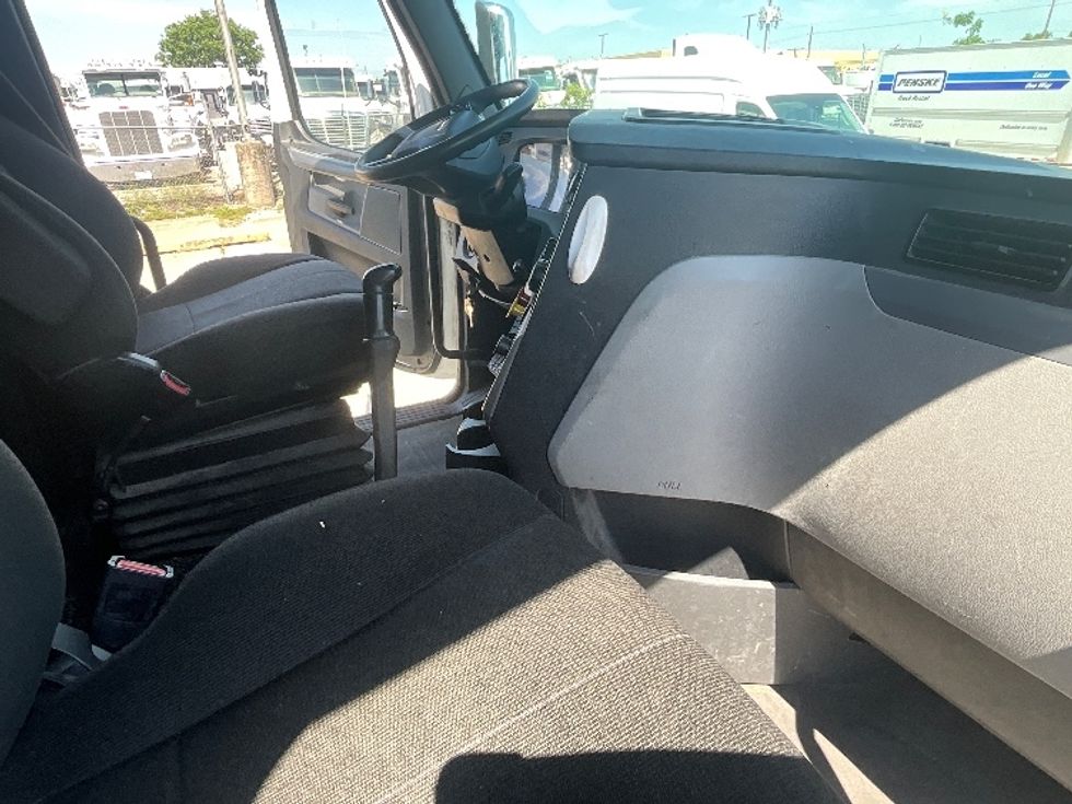 Sleeper Tractor-Heavy Duty Tractors-Freightliner-2020-T12664ST-Dallas-TX-459,472\n\t\tmiles-$ 61,000 - Image 15