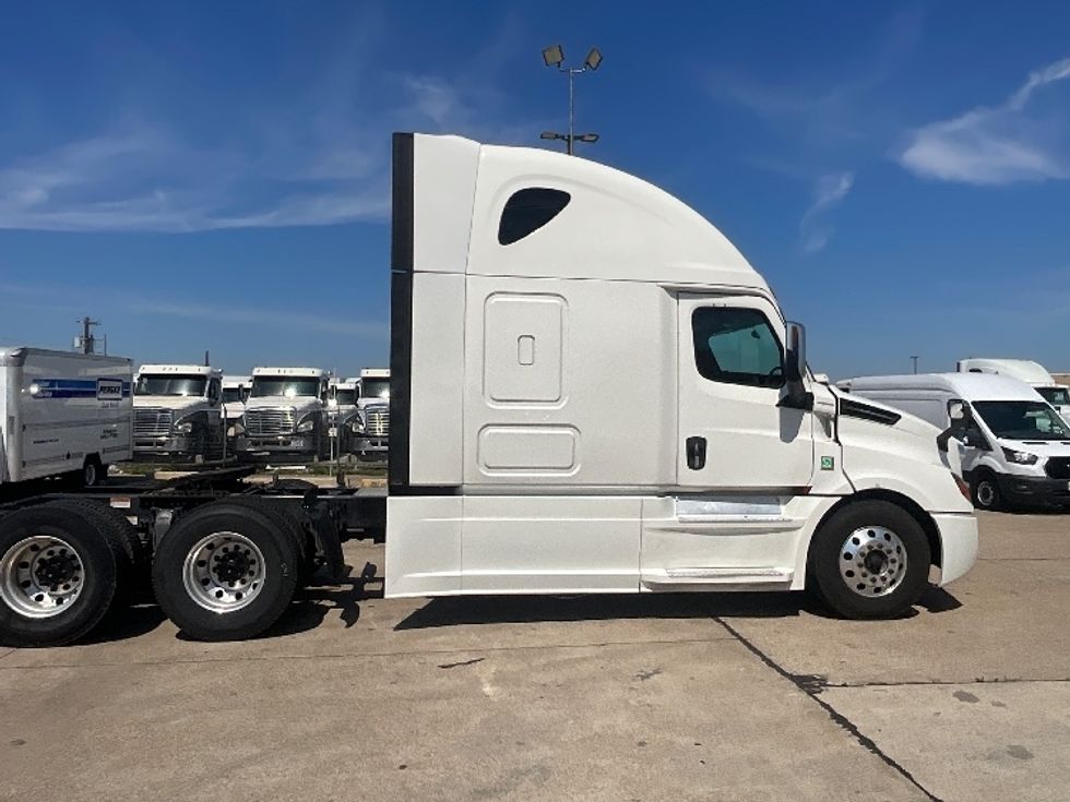 Sleeper Tractor-Heavy Duty Tractors-Freightliner-2020-T12664ST-Dallas-TX-459,472\n\t\tmiles-$ 61,000 - Image 8