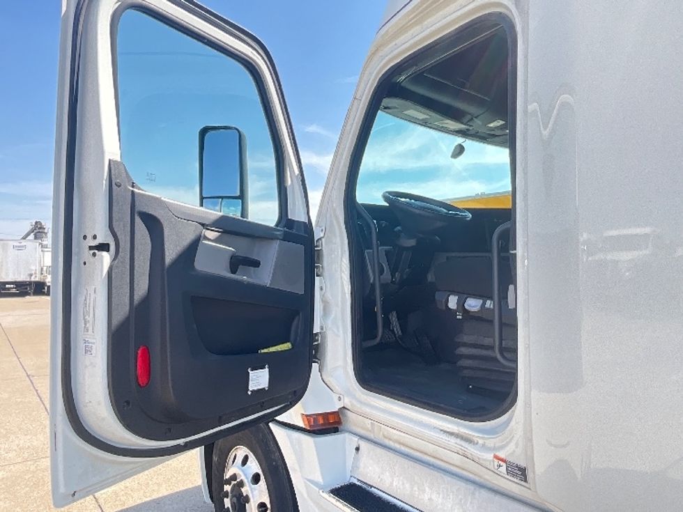 Sleeper Tractor-Heavy Duty Tractors-Freightliner-2020-T12664ST-Dallas-TX-459,472\n\t\tmiles-$ 61,000 - Image 9