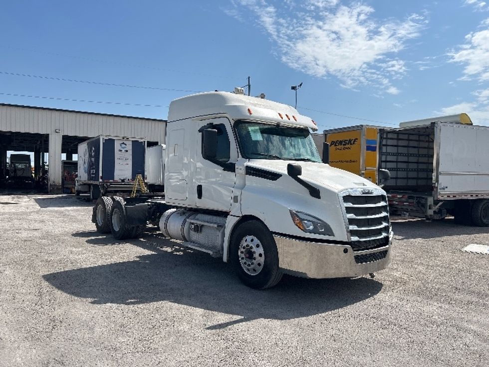 Sleeper Tractor-Heavy Duty Tractors-Freightliner-2020-T12664ST-Dallas-TX-462,973\n\t\tmiles-$ 69,500 - Image 1