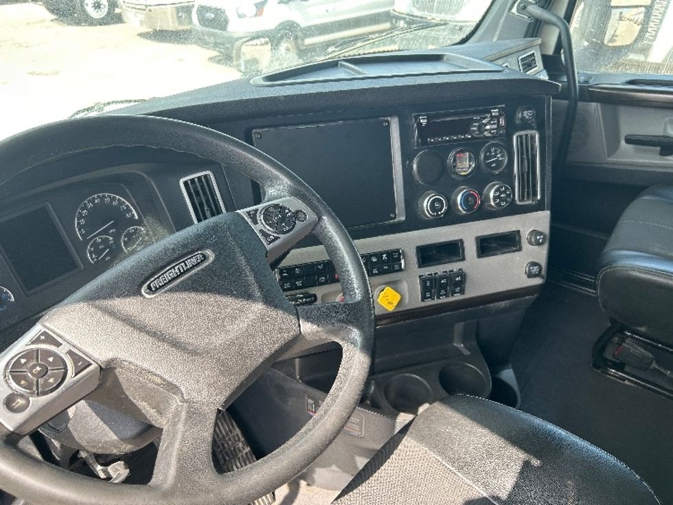 Sleeper Tractor-Heavy Duty Tractors-Freightliner-2020-T12664ST-Dallas-TX-462,973\n\t\tmiles-$ 69,500 - Image 10