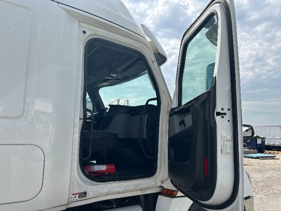 Sleeper Tractor-Heavy Duty Tractors-Freightliner-2020-T12664ST-Dallas-TX-462,973\n\t\tmiles-$ 69,500 - Image 13