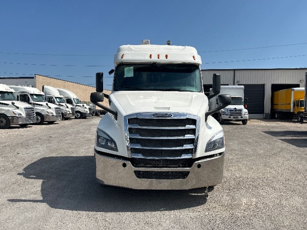 Sleeper Tractor-Heavy Duty Tractors-Freightliner-2020-T12664ST-Dallas-TX-462,973\n\t\tmiles-$ 69,500 - Image 2