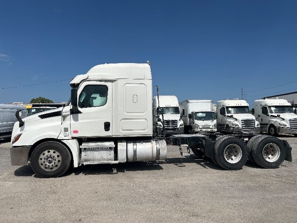 Sleeper Tractor-Heavy Duty Tractors-Freightliner-2020-T12664ST-Dallas-TX-462,973\n\t\tmiles-$ 69,500 - Image 4