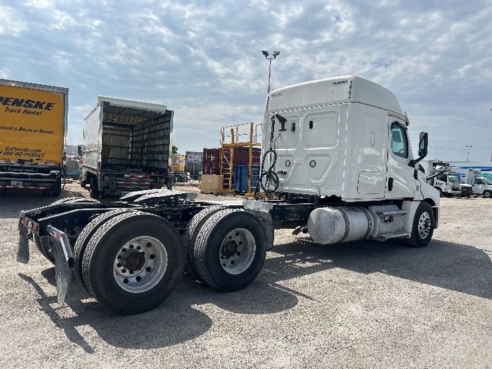 Sleeper Tractor-Heavy Duty Tractors-Freightliner-2020-T12664ST-Dallas-TX-462,973\n\t\tmiles-$ 69,500 - Image 7