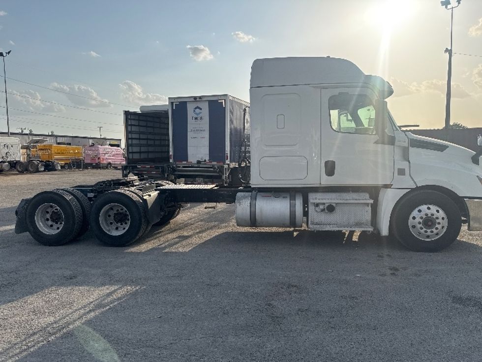 Sleeper Tractor-Heavy Duty Tractors-Freightliner-2020-T12664ST-Dallas-TX-462,973\n\t\tmiles-$ 69,500 - Image 8