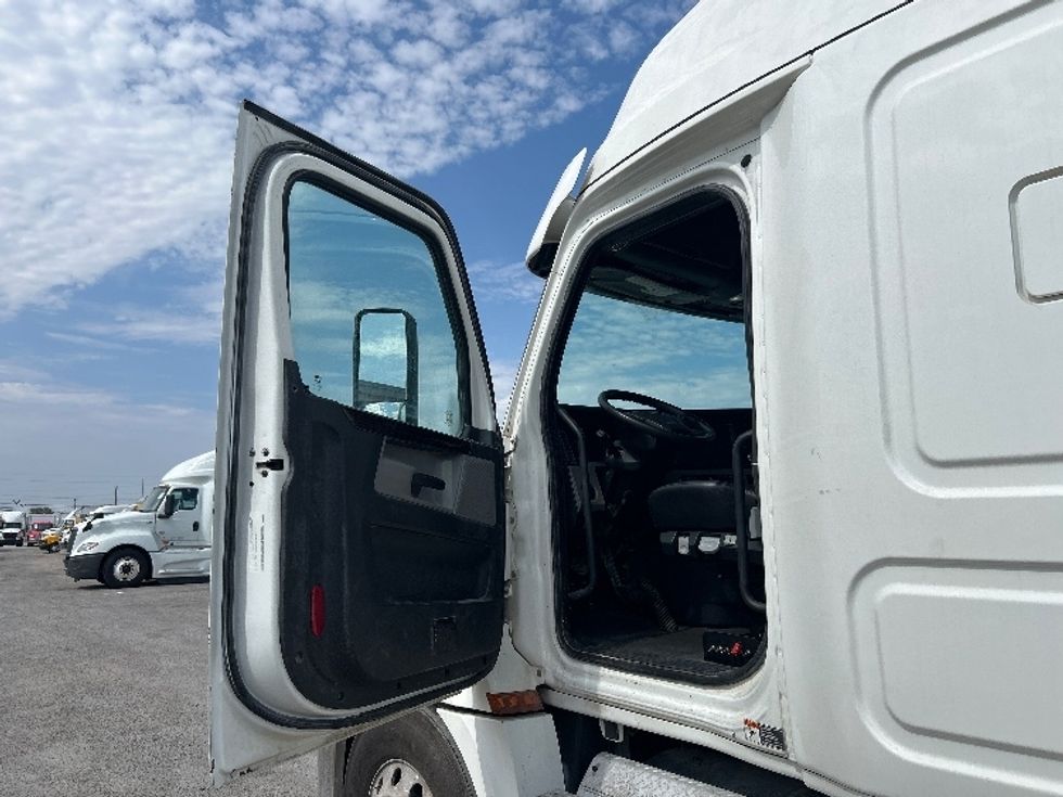 Sleeper Tractor-Heavy Duty Tractors-Freightliner-2020-T12664ST-Dallas-TX-462,973\n\t\tmiles-$ 69,500 - Image 9
