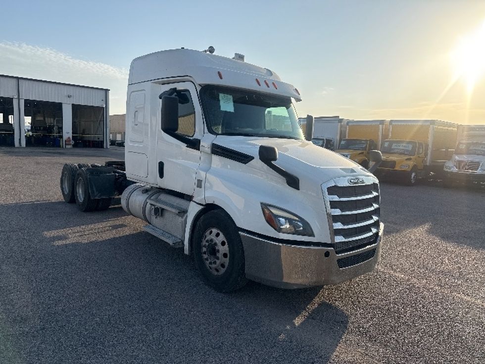 Sleeper Tractor-Heavy Duty Tractors-Freightliner-2020-T12664ST-Dallas-TX-471,421\n\t\tmiles-$ 69,000 - Image 1