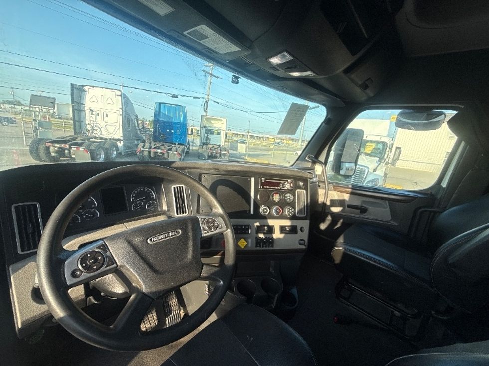 Sleeper Tractor-Heavy Duty Tractors-Freightliner-2020-T12664ST-Dallas-TX-471,421\n\t\tmiles-$ 69,000 - Image 11