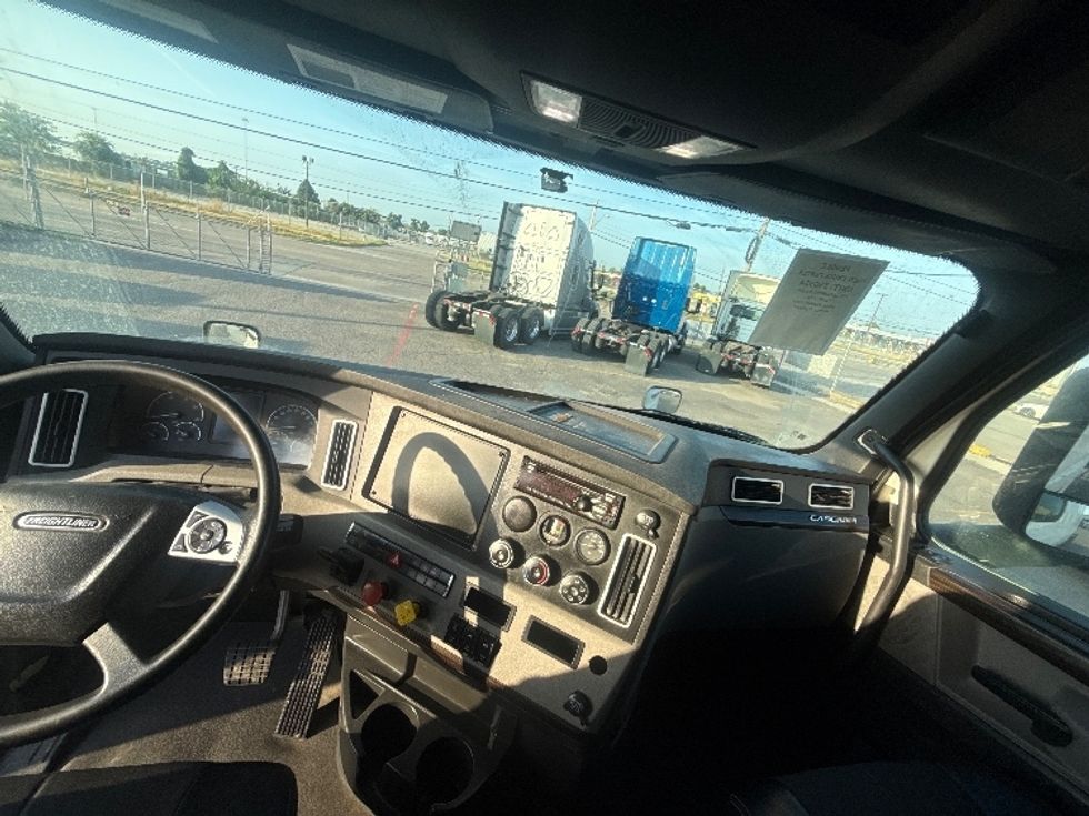 Sleeper Tractor-Heavy Duty Tractors-Freightliner-2020-T12664ST-Dallas-TX-471,421\n\t\tmiles-$ 69,000 - Image 12
