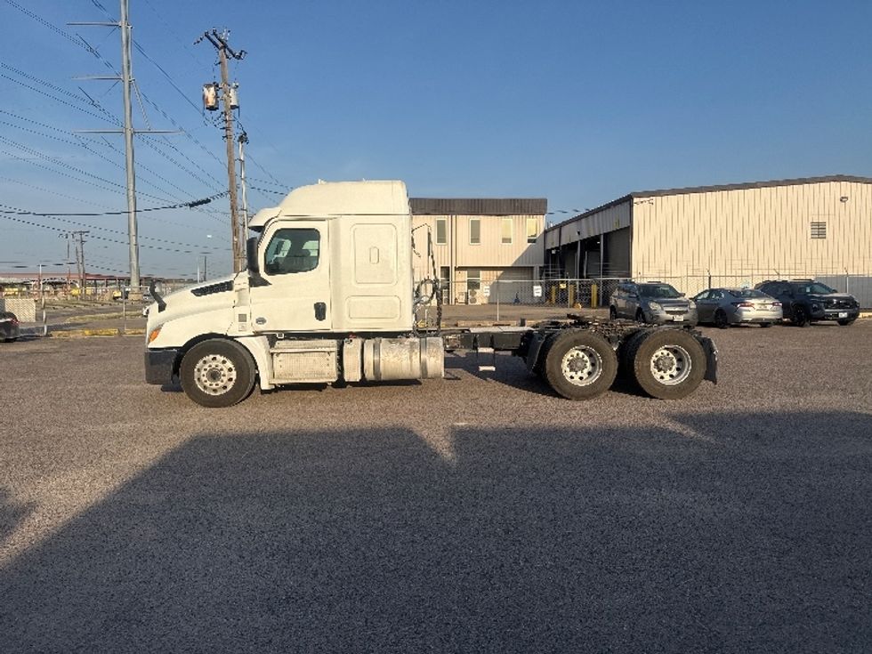 Sleeper Tractor-Heavy Duty Tractors-Freightliner-2020-T12664ST-Dallas-TX-471,421\n\t\tmiles-$ 69,000 - Image 4