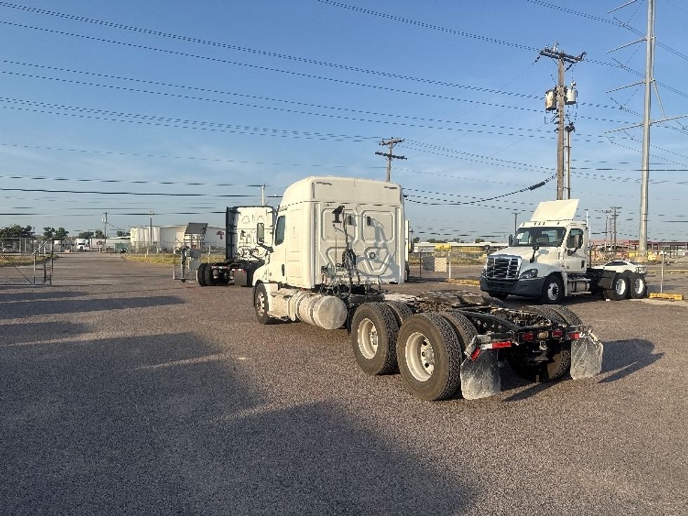 Sleeper Tractor-Heavy Duty Tractors-Freightliner-2020-T12664ST-Dallas-TX-471,421\n\t\tmiles-$ 69,000 - Image 5