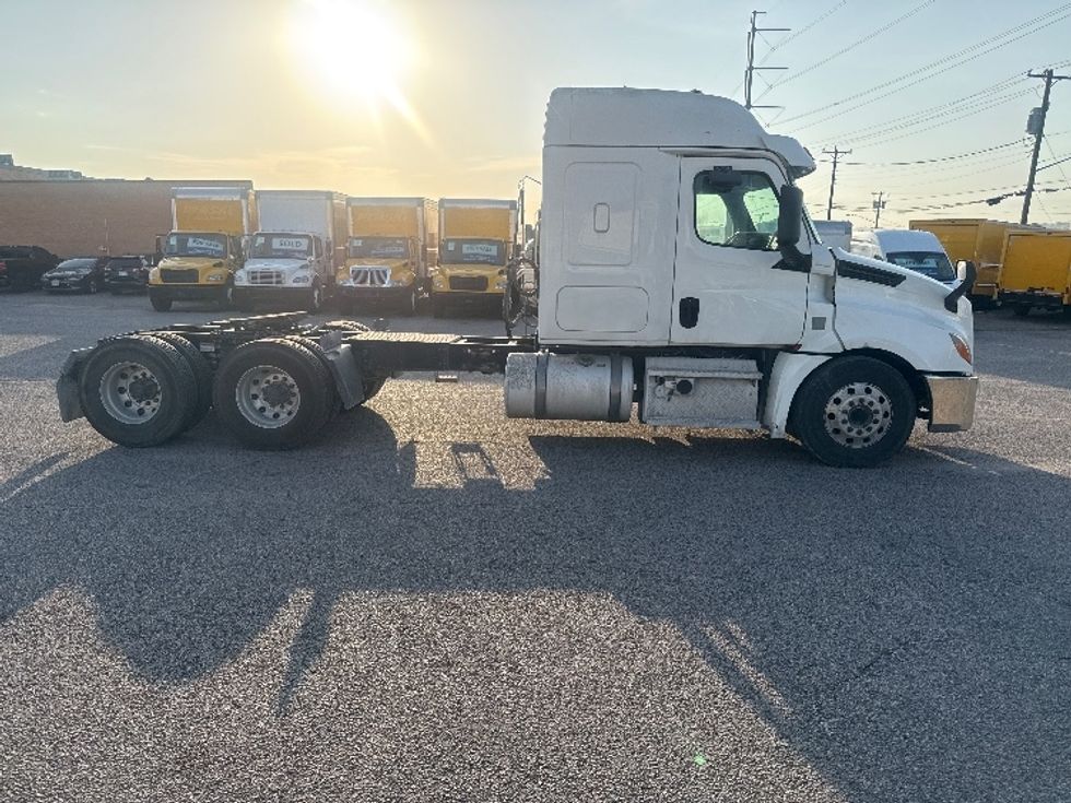 Sleeper Tractor-Heavy Duty Tractors-Freightliner-2020-T12664ST-Dallas-TX-471,421\n\t\tmiles-$ 69,000 - Image 8