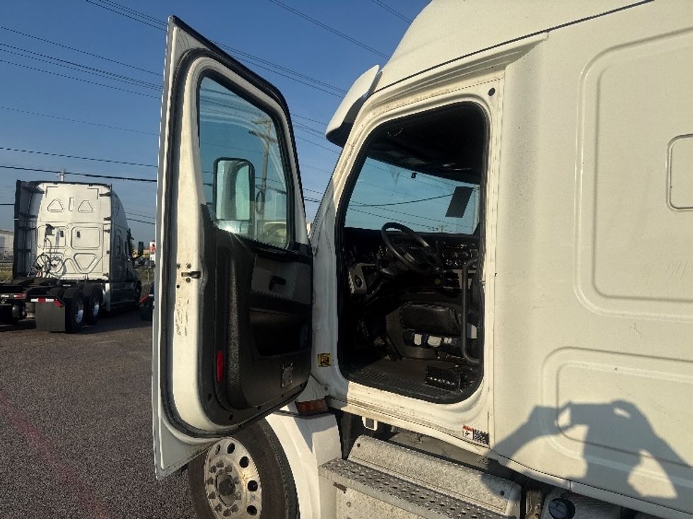 Sleeper Tractor-Heavy Duty Tractors-Freightliner-2020-T12664ST-Dallas-TX-471,421\n\t\tmiles-$ 69,000 - Image 9