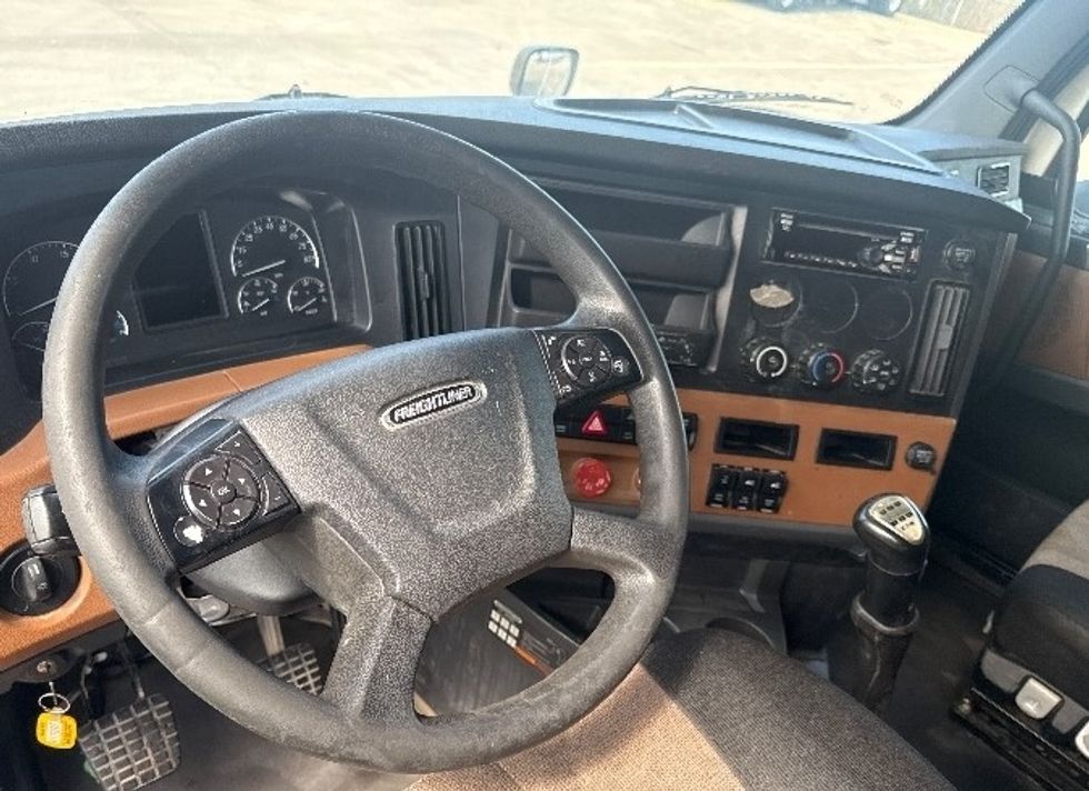 Sleeper Tractor-Heavy Duty Tractors-Freightliner-2020-T12664ST-Dallas-TX-472,577\n\t\tmiles-$ 60,250 - Image 11