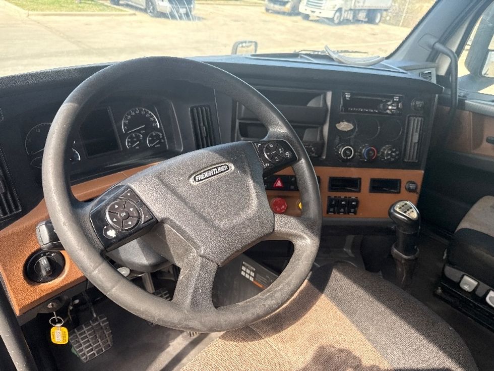 Sleeper Tractor-Heavy Duty Tractors-Freightliner-2020-T12664ST-Dallas-TX-472,577\n\t\tmiles-$ 60,250 - Image 12