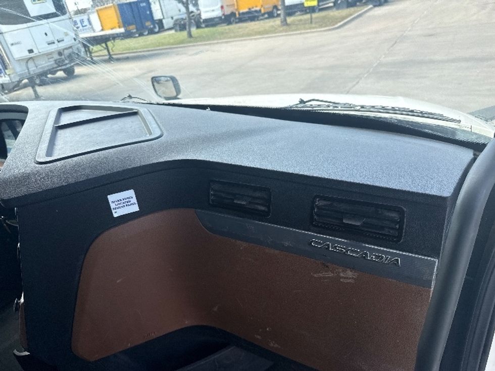 Sleeper Tractor-Heavy Duty Tractors-Freightliner-2020-T12664ST-Dallas-TX-472,577\n\t\tmiles-$ 60,250 - Image 14