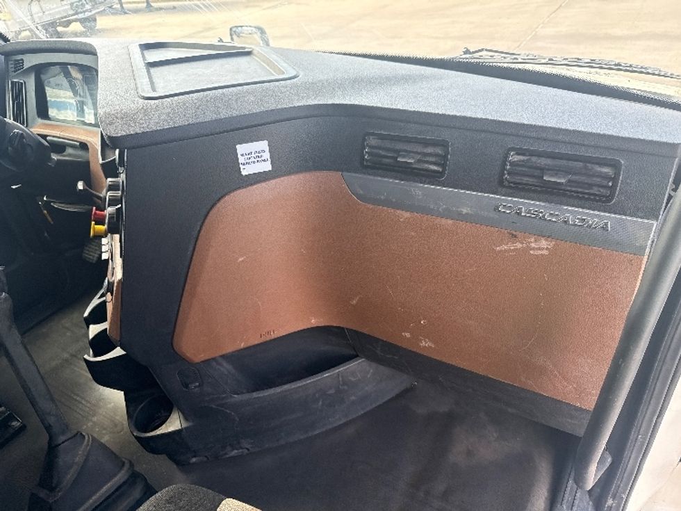 Sleeper Tractor-Heavy Duty Tractors-Freightliner-2020-T12664ST-Dallas-TX-472,577\n\t\tmiles-$ 60,250 - Image 15