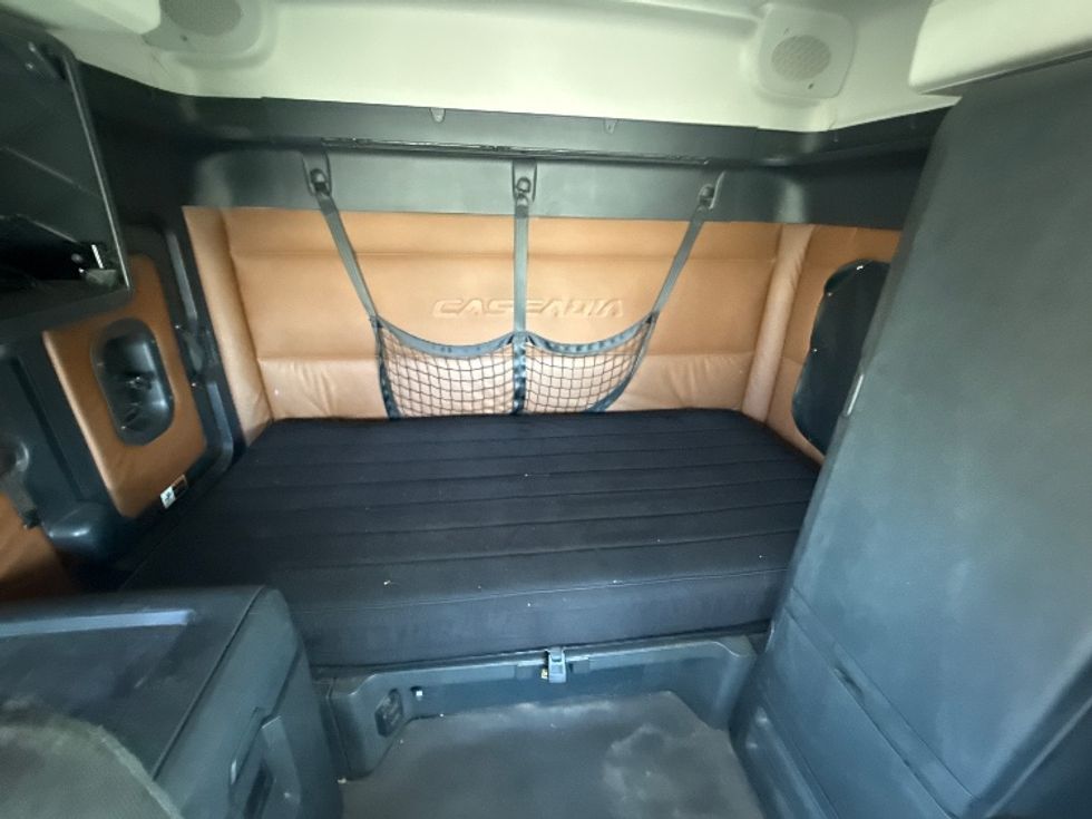 Sleeper Tractor-Heavy Duty Tractors-Freightliner-2020-T12664ST-Dallas-TX-472,577\n\t\tmiles-$ 60,250 - Image 17