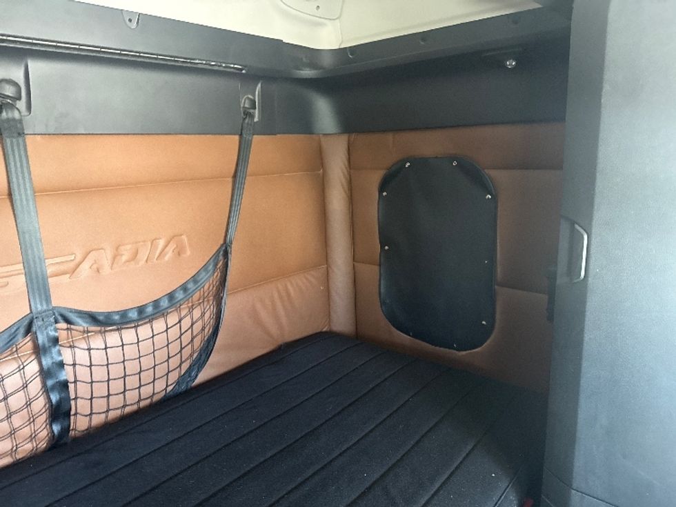 Sleeper Tractor-Heavy Duty Tractors-Freightliner-2020-T12664ST-Dallas-TX-472,577\n\t\tmiles-$ 60,250 - Image 19