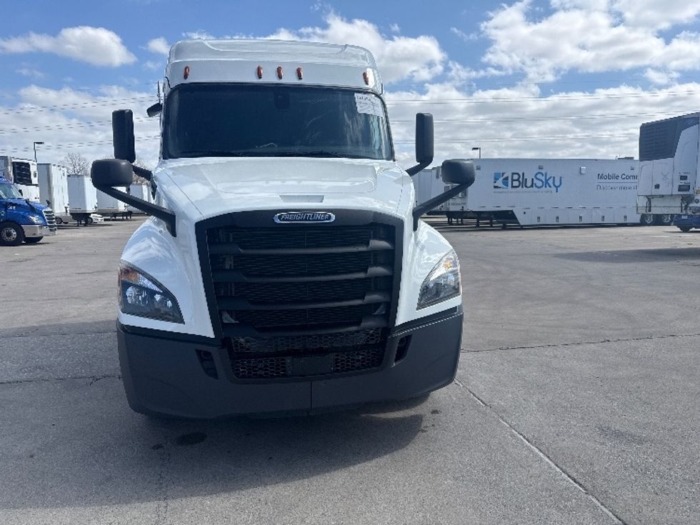 Sleeper Tractor-Heavy Duty Tractors-Freightliner-2020-T12664ST-Dallas-TX-472,577\n\t\tmiles-$ 60,250 - Image 2