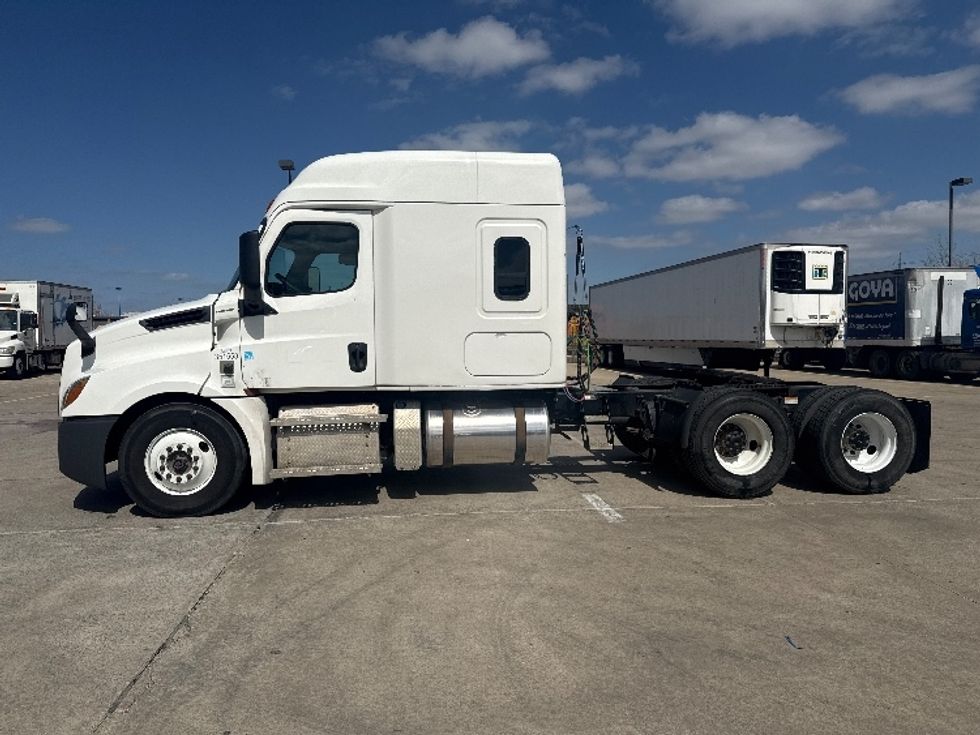 Sleeper Tractor-Heavy Duty Tractors-Freightliner-2020-T12664ST-Dallas-TX-472,577\n\t\tmiles-$ 60,250 - Image 4