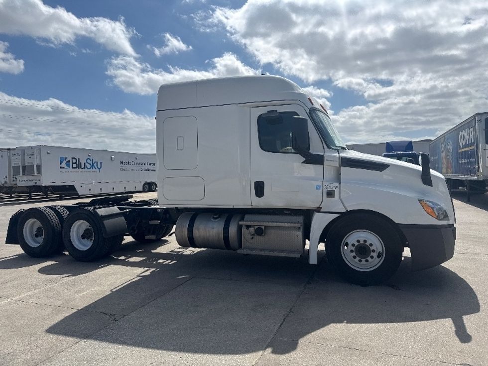 Sleeper Tractor-Heavy Duty Tractors-Freightliner-2020-T12664ST-Dallas-TX-472,577\n\t\tmiles-$ 60,250 - Image 8