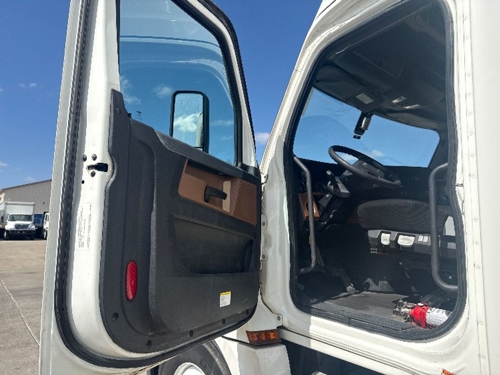 Sleeper Tractor-Heavy Duty Tractors-Freightliner-2020-T12664ST-Dallas-TX-472,577\n\t\tmiles-$ 60,250 - Image 9