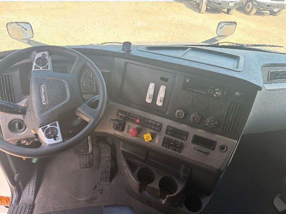Sleeper Tractor-Heavy Duty Tractors-Freightliner-2020-T12664ST-Dallas-TX-480,167\n\t\tmiles-$ 69,750 - Image 11