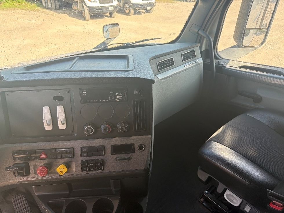 Sleeper Tractor-Heavy Duty Tractors-Freightliner-2020-T12664ST-Dallas-TX-480,167\n\t\tmiles-$ 69,750 - Image 12