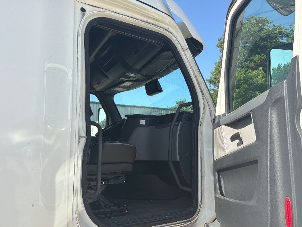 Sleeper Tractor-Heavy Duty Tractors-Freightliner-2020-T12664ST-Dallas-TX-480,167\n\t\tmiles-$ 69,750 - Image 13