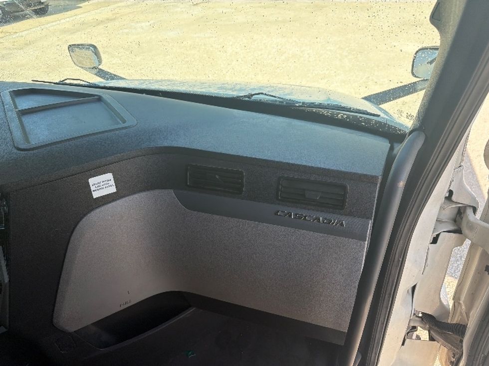 Sleeper Tractor-Heavy Duty Tractors-Freightliner-2020-T12664ST-Dallas-TX-480,167\n\t\tmiles-$ 69,750 - Image 14