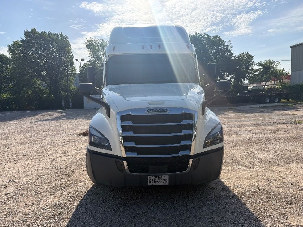 Sleeper Tractor-Heavy Duty Tractors-Freightliner-2020-T12664ST-Dallas-TX-480,167\n\t\tmiles-$ 69,750 - Image 2