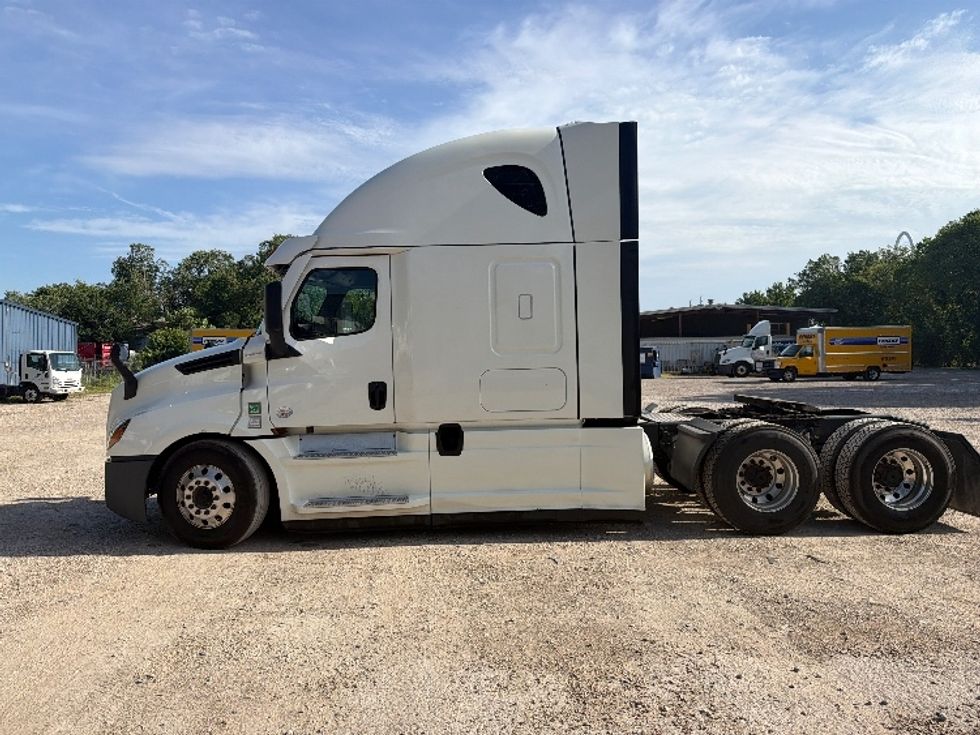 Sleeper Tractor-Heavy Duty Tractors-Freightliner-2020-T12664ST-Dallas-TX-480,167\n\t\tmiles-$ 69,750 - Image 4