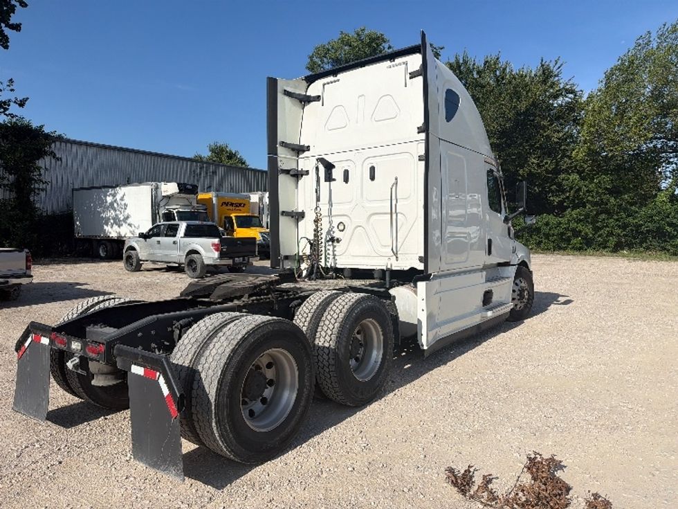 Sleeper Tractor-Heavy Duty Tractors-Freightliner-2020-T12664ST-Dallas-TX-480,167\n\t\tmiles-$ 69,750 - Image 7