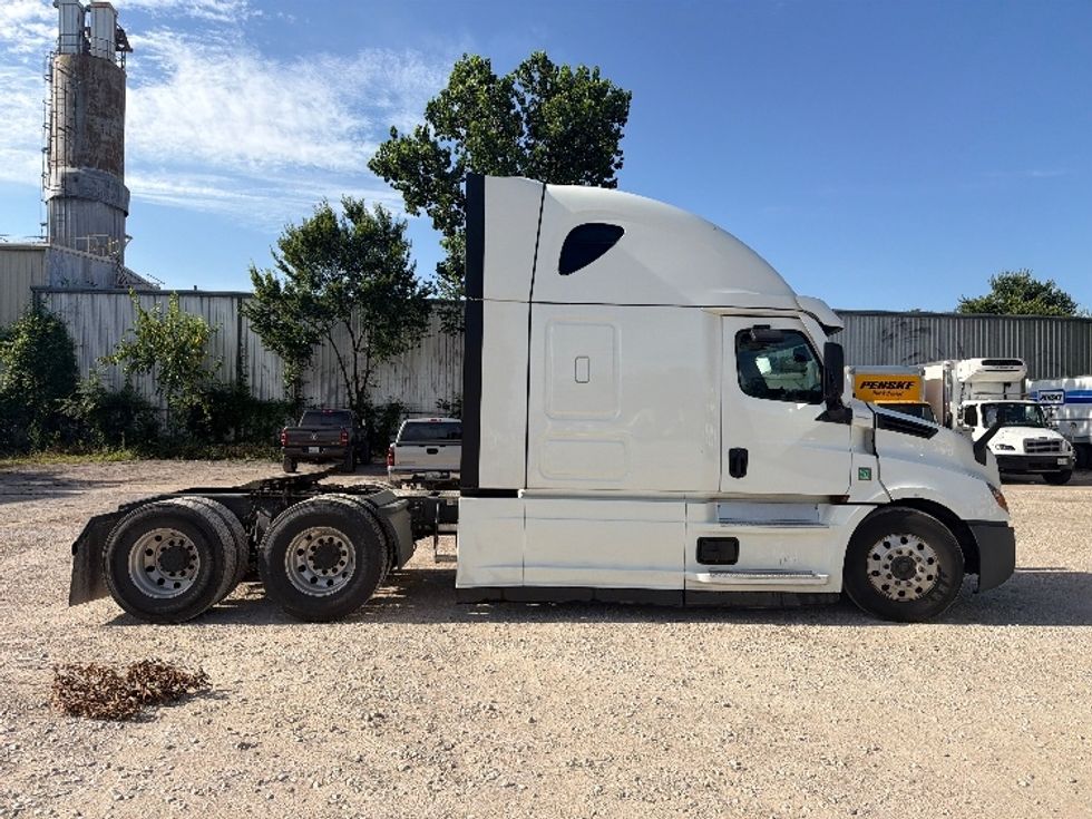 Sleeper Tractor-Heavy Duty Tractors-Freightliner-2020-T12664ST-Dallas-TX-480,167\n\t\tmiles-$ 69,750 - Image 8