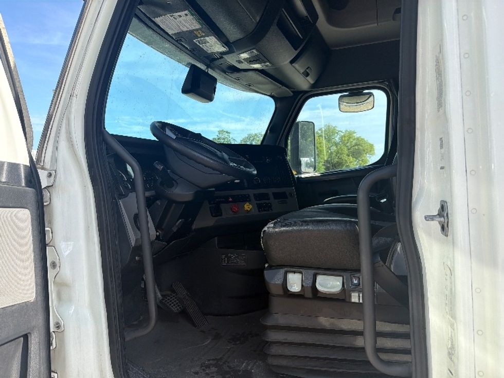 Sleeper Tractor-Heavy Duty Tractors-Freightliner-2020-T12664ST-Dallas-TX-480,167\n\t\tmiles-$ 69,750 - Image 9