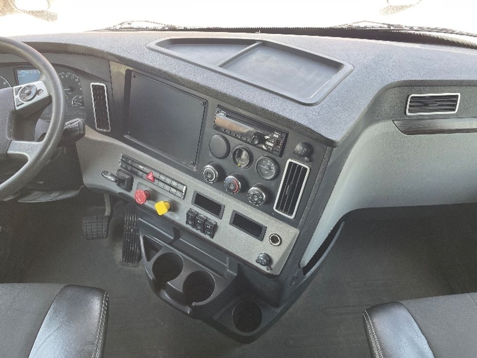 Sleeper Tractor-Heavy Duty Tractors-Freightliner-2020-T12664ST-Dallas-TX-481,875\n\t\tmiles-$ 68,500 - Image 12