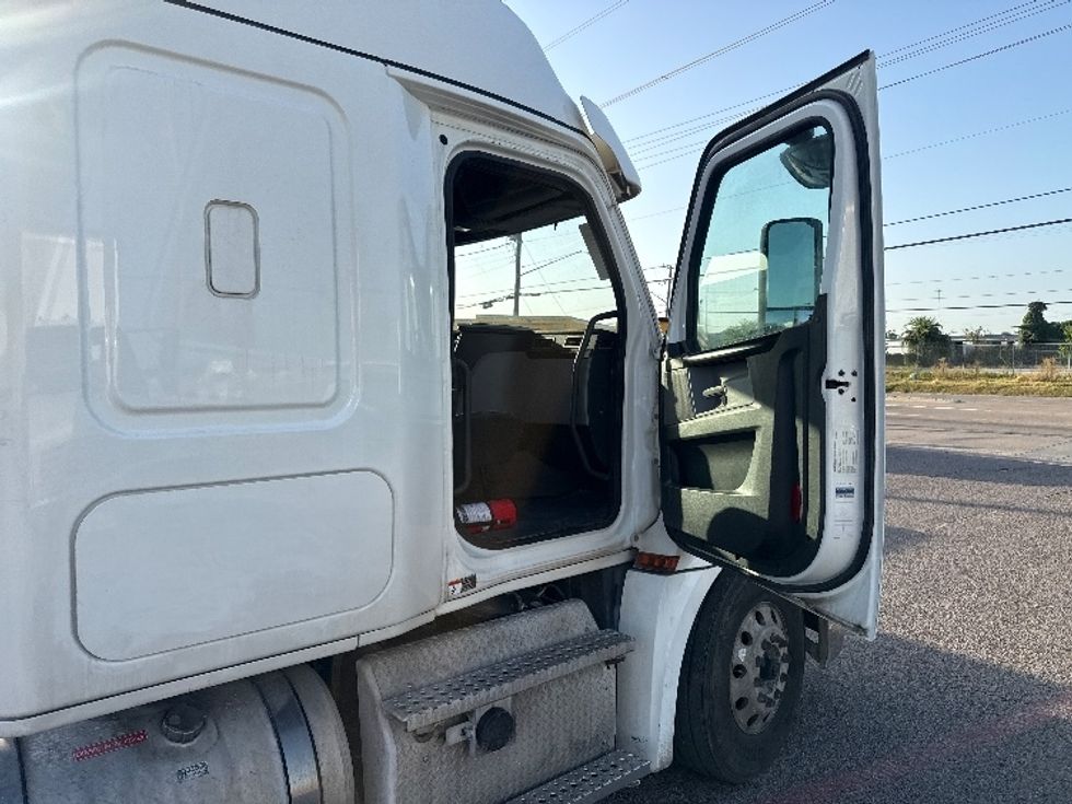 Sleeper Tractor-Heavy Duty Tractors-Freightliner-2020-T12664ST-Dallas-TX-481,875\n\t\tmiles-$ 68,500 - Image 13