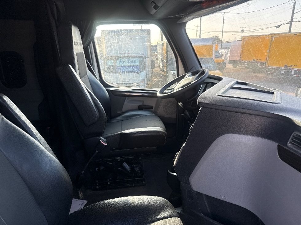 Sleeper Tractor-Heavy Duty Tractors-Freightliner-2020-T12664ST-Dallas-TX-481,875\n\t\tmiles-$ 68,500 - Image 15