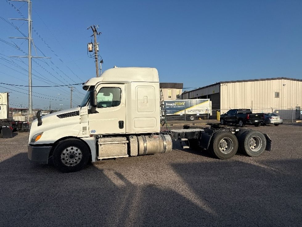 Sleeper Tractor-Heavy Duty Tractors-Freightliner-2020-T12664ST-Dallas-TX-481,875\n\t\tmiles-$ 68,500 - Image 4
