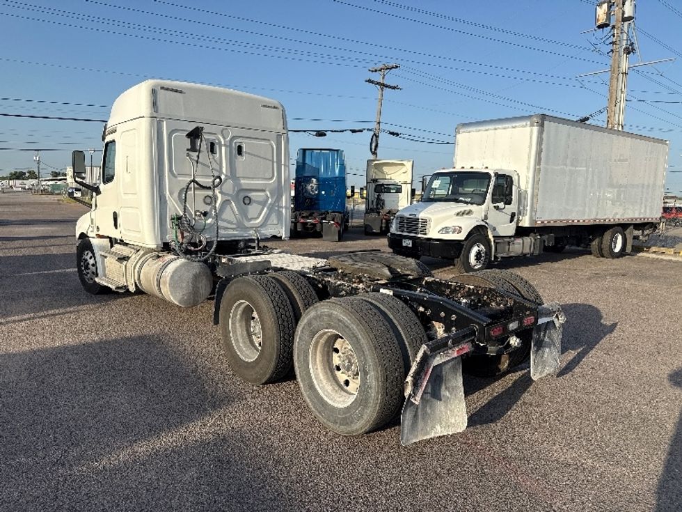Sleeper Tractor-Heavy Duty Tractors-Freightliner-2020-T12664ST-Dallas-TX-481,875\n\t\tmiles-$ 68,500 - Image 5