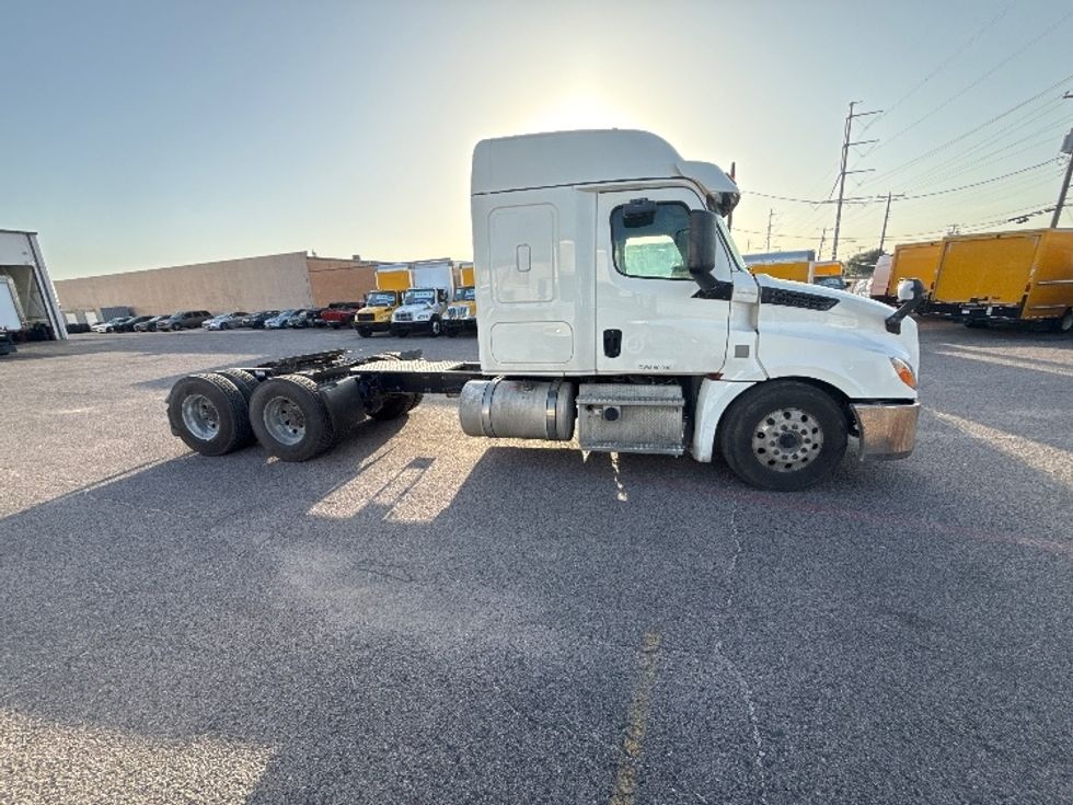 Sleeper Tractor-Heavy Duty Tractors-Freightliner-2020-T12664ST-Dallas-TX-481,875\n\t\tmiles-$ 68,500 - Image 8