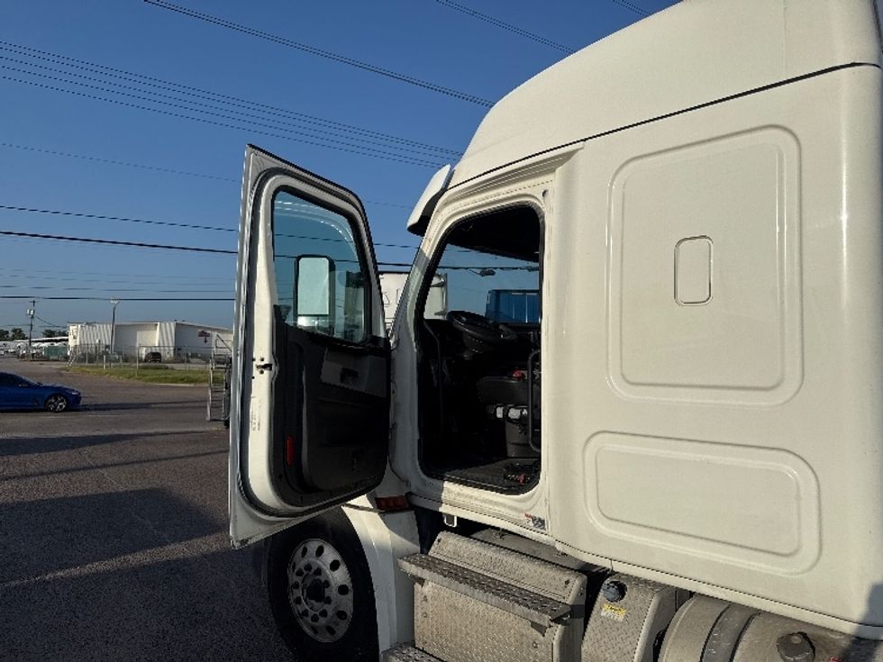 Sleeper Tractor-Heavy Duty Tractors-Freightliner-2020-T12664ST-Dallas-TX-481,875\n\t\tmiles-$ 68,500 - Image 9